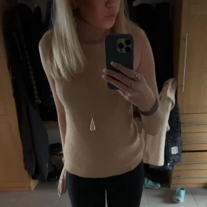 Trendig tröja - Fin trendig tröja. I bra skick.Beige med lite guld glittrig detalj på. Det står storlek 40/42 men tycker den sitter som en xs/s!  Ni får gärna föreslå pris!!💘💘