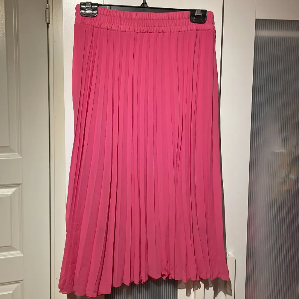 Fin kjol använd 1 gång från ajlajk . Kjolar.