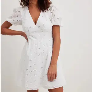 Säljer denna superfina vita klänning som är från nakd köpt på Zalando, använd en gång. Superfin till student, skolavslutning, sommaren☀️ nypris 839kr💗