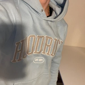 Hoodrich set - Hej! Säljer detta snygga hoodrich set. Köpte för 3 månader sedan men har redan växt ut den. Har knappt använt det. Den har hemliga fickor på både byxorna och tröjan som ni ser på bilden. Glöm inte att skriva för fler bilder :)