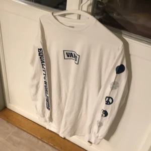 Vans longsleeve - En vans longsleeve. Knappt använd alls, som ny. Print på framsidan och båda armarna. Storlek XL