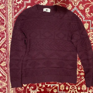 Stickad tröja  - Vinröd stickad tröja i storlek M/L köpt på Beyond Retro för något år sen! Har bara använt den 1-2 gånger själv och den är i bra skick 🤝 