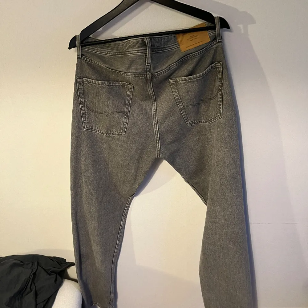 Säljer dessa populära Jack and Jones jeansen. Jeansen är storlek 30/32  Skicket 10/10 ser helt nya ut  Använda några gånger bara. . Jeans & Byxor.