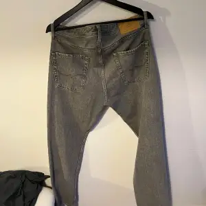 Säljer dessa populära Jack and Jones jeansen. Jeansen är storlek 30/32  Skicket 10/10 ser helt nya ut  Använda några gånger bara. 
