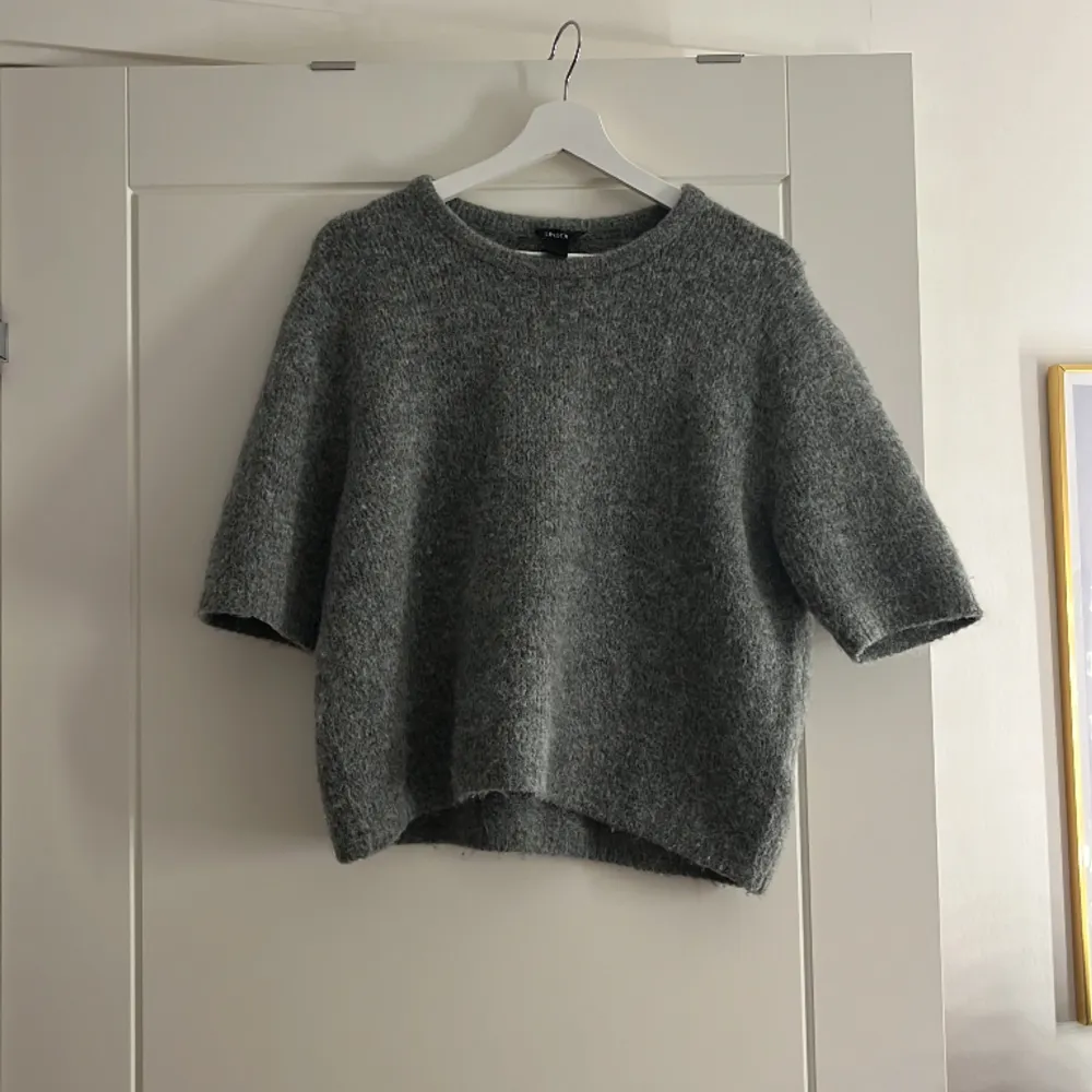 Jättefin grå stickad tröja från Lindex som inte kommer till användning längre🫶🏻. Tröjor & Koftor.