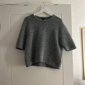 Jättefin grå stickad tröja från Lindex som inte kommer till användning längre🫶🏻