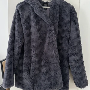 Fuskpäls jacka  - Fuskpäls jacka med luva. Köpt i usa på forever 21  Storlek L  (Jackan har tappat knappar som stänger jackan). 