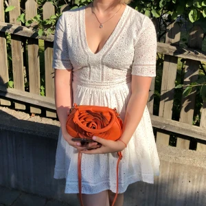 Studentklänning - Säljer min supersöta studentklänning från H&M⭐️ Frågor/funderingar skriv i dm!