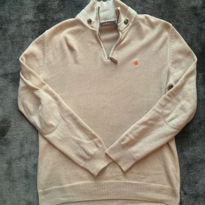 Morris zip tröja M - Säljer min Morris Half zip s fast passar vanlig m. Typ 180 lång passar definitivt. I nyskick utan skavanker.