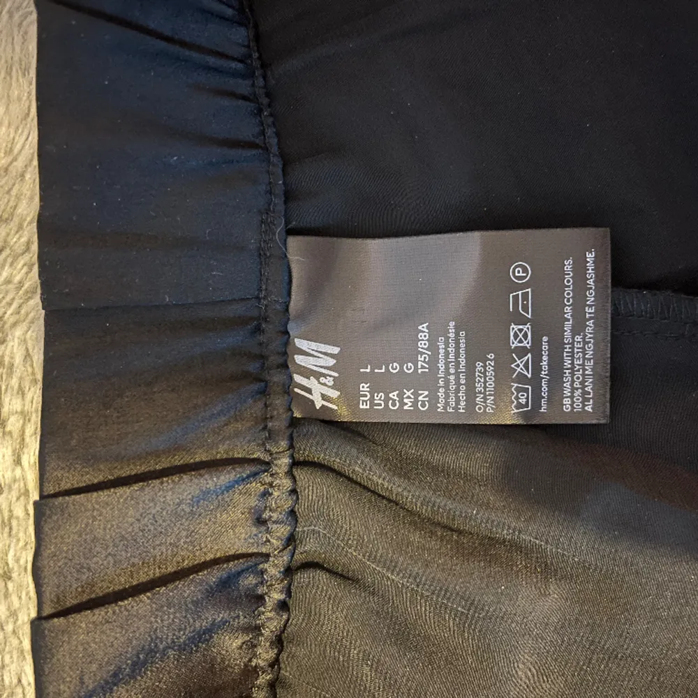 Säljer mina svarta pyjamasbyxor av polyester från hm då dem ej passar. Aldrig använda . Jeans & Byxor.