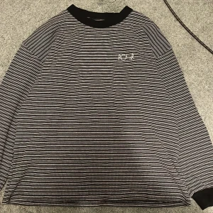 Stickad Polar tröja - Stickad tröja från skatemärket Polar. Bra skick förutom några hål. Skriv för mått eller vid frågor.