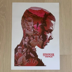 Stranger Things poster - Stranger Things poster som är 32x45cm i bra skick. Köpt i Berlin. Hör av er vid minsta fråga.