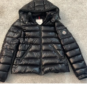 Moncler jacka - Intressekoll på min moncler jacka i modellen bady! Köpte den här på plick för lite mer än ett halv år sedan för 6500, säljer då jag vill ha en annan jacka den här vintern! Jackan har inga defekter. Kommer inte sälja den för under 5800💞