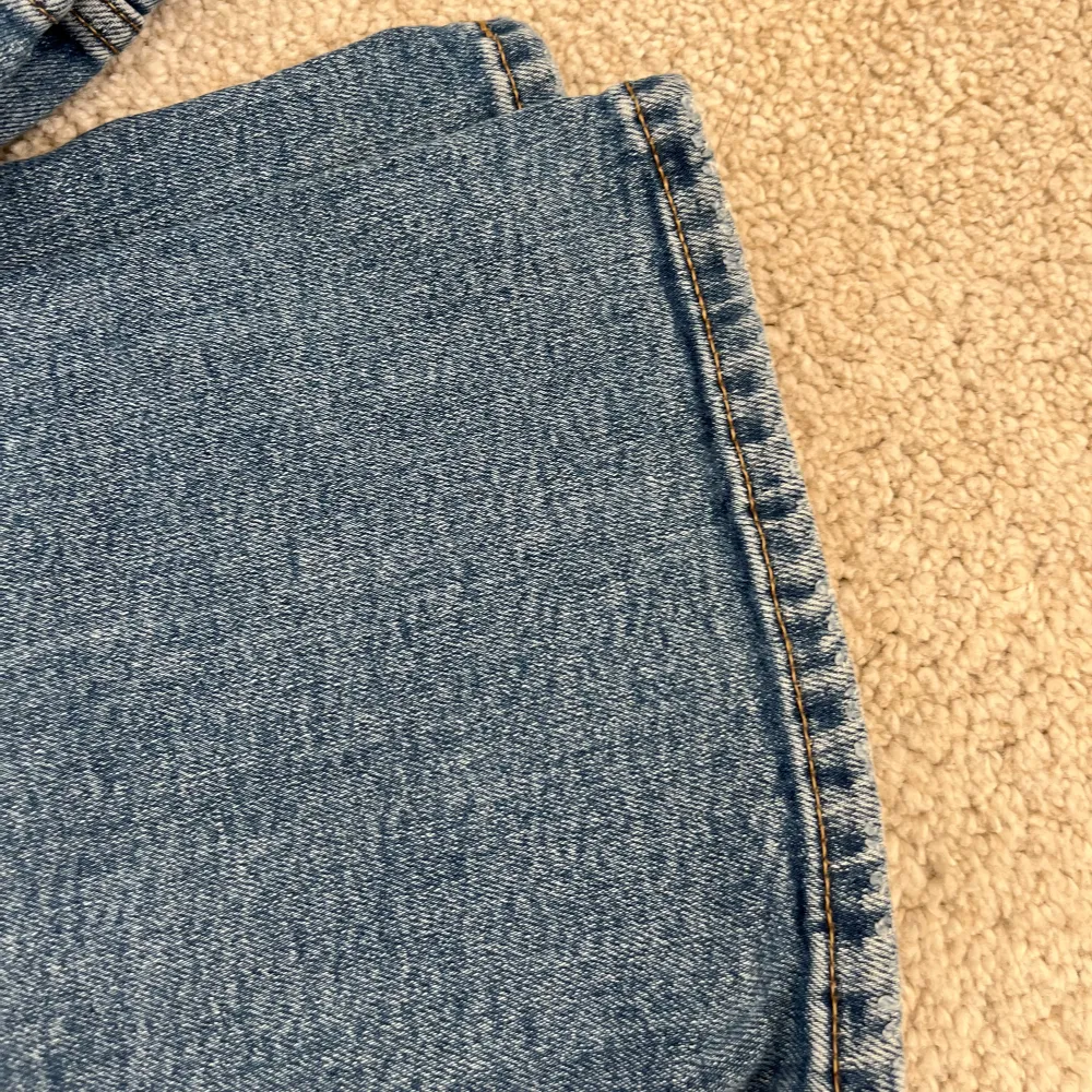 Säljer dessa blåa jeans, jag säljer dem för att de inte passar längre. Kostar 300 kr nya. Skriv till mig om ni har frågor eller vill ha fler bilder ❤️. Jeans & Byxor.