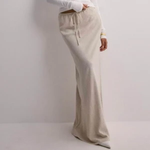 Linnekjol - Beige linne kjol från Nelly som är helt oanvänd. Storlek xs. Super fin men kommer tyvärr inte till användning💕