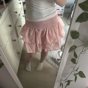 Kjol  - Blommig ljusrosa kjol som använd väldgit fåtal gånger. Den är från shein och nypris 249🌸🌸 Köpte här på plick. Säljer då jag inte använder den. Allt är som på bilderna förutom att lappen inte är kvar. Lånade bilder. Inga defekter, hellt i nyskick.