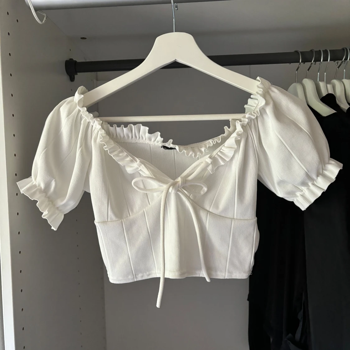 Vit top med ballongärmar i nyskick!