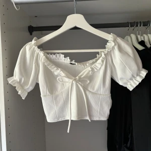 Vit top med ballongärmar i nyskick! - Topp med ballongärmar i nyskick från Bohoo🔥 Garderobsrensning på gång! Jag säljer detta fantastiskt plagg från mitt djur- och rökfria hem. 🛍️💫  Se gärna mina andra annonser för rabatt och samfrakt!✨