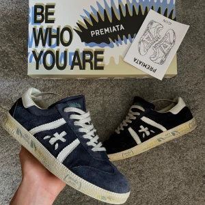 Premiata skor - Säljer dessa galet snygga Premiata skor. Skorna är fortfarande fräscha och i bra skick. Nypris på dessa ligger runt 2600kr. Vid minsta lilla intresse är det bara att skriva! 🤝