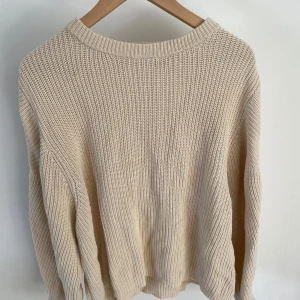 Stickad tröja  - Stickad tröja i nyskick. Används sällan därför säljs den. Passar bra till allt. Inga defekter💕 priset kan diskuteras 