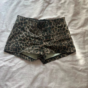 leopard shorts - leopard shorts som är näst intill oanvända 
