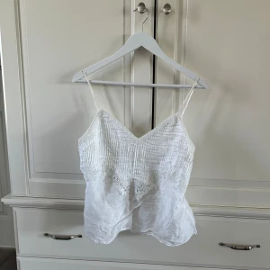 Topp - Söt, vit topp från Zara, storlek S. Använd ett fåtal gånger