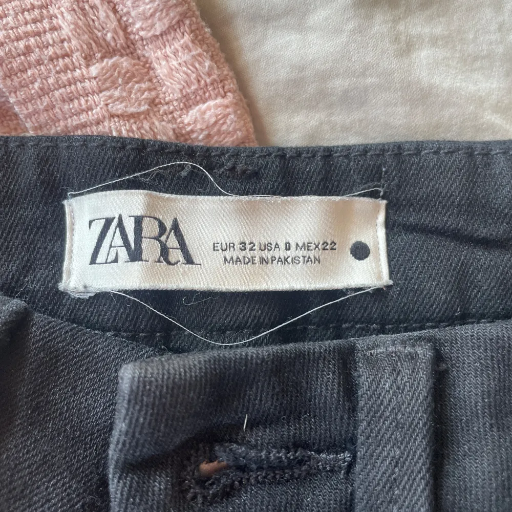 Säljer dessa super snygga zara jeans i storlek 32 då dom aldrig kommer till användning 🫶🏻. Jeans & Byxor.