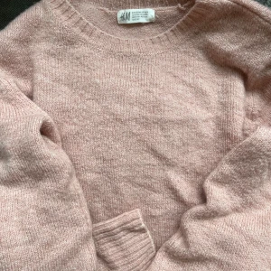 Rosa stickad tröja från H&M - En mjuk och bekväm rosa stickad tröja från H&M. Tröjan har långa ärmar och ribbstickade muddar vid halsringning, ärmslut och nederkant.💓 storlek 158/164 men skulle säga en xs/s