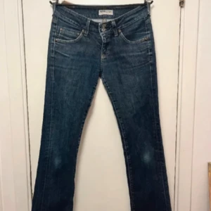 As snygga låg Midjade jeans bootcut ifrån Lee - Lågmidjade jeans ifrån LEE som är använda ett fåtal gånger, inga skador och är jätte snygga!!!