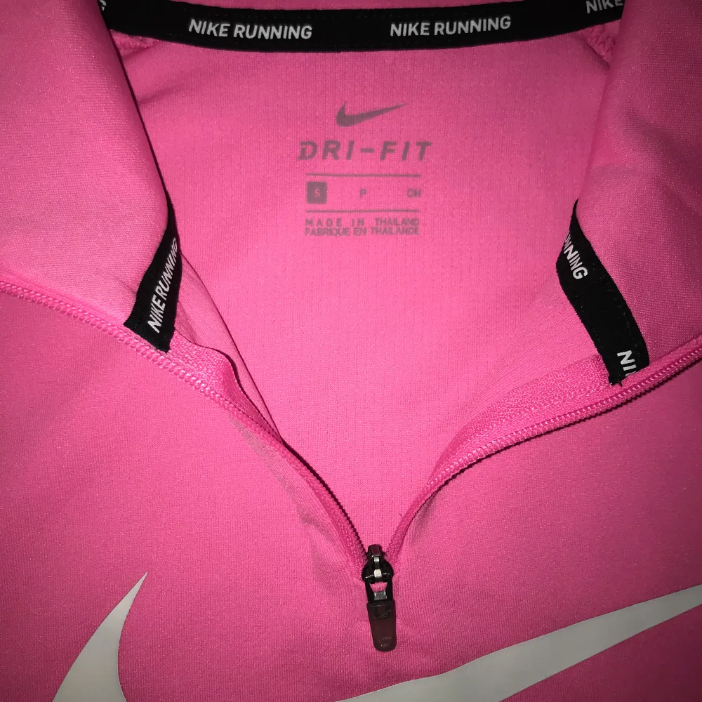 Jätte snygg Nike Running Dri-Fit Sport Tröja för Dam Skick: Mycket bra(Skötselrådet är klippt) Färg: Rosa Storlek: S. Sportswear.