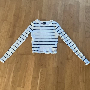 Randig långärmad tröja  - Nästan aldrig andvänd tröja. Den är ribbad.