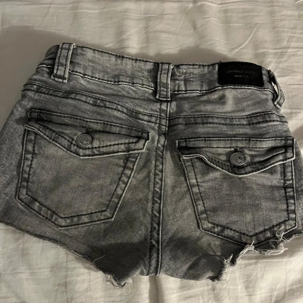 Bra skick inte använda alls mycket säljer för dom är för små är i storlek 32. Shortsit.