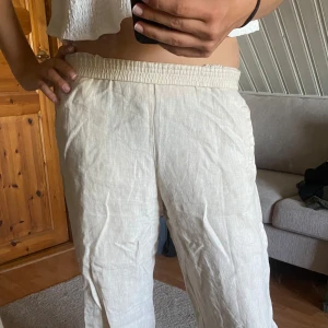 Linnebyxor  - Beiga linnebyxor med resårmidja. Fickor på sidorna. Jättefina och långa. Kommer tyvärr inte till användning längre💞