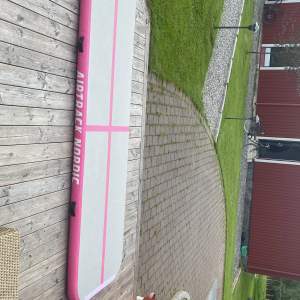 Bra skick. 3 m lång. Rosa. Airtrack nordic