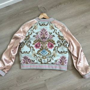 Broderad jacka - En snygg broderad jacka med ett vackert mönster. Jag växte ur den därför säljs den. Inköpt för några år sedan. Är synligt använd. Storlek 34(XS)