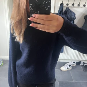 Mörkblå Stickat Tröja Säljes - Säljs då den inte används, storlek Xs. Köparen står för frakt 💞 Pris kan diskuteras  