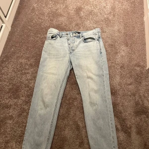 Ljusblåa jeans från neuw - Ljusblåa jeans från neuw i storleken 31/28. Använd en gång.