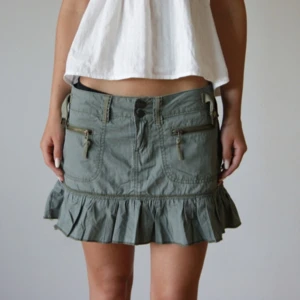 Unik volangkjol  - Jättecool kjol!!     Midjemått: 37,5 cm Längd: 31,5 cm  Skriv gärna vid frågor 🥰🥰