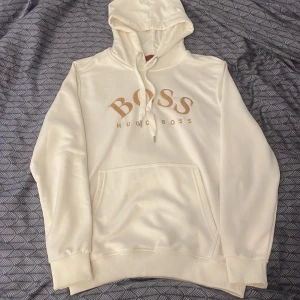 Hugo boss hoodie - Säljer denna fina Hugo boss hoodie i extremt bra skick! Inga hål eller fläckar.  Storlek M.  Gammal modell som inte säljs eller finns att hitta nånstans.