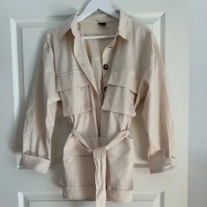 Gina tricot trench cout  - Jättefin trench cout som aldrig blivigt använd, storlek M 💕