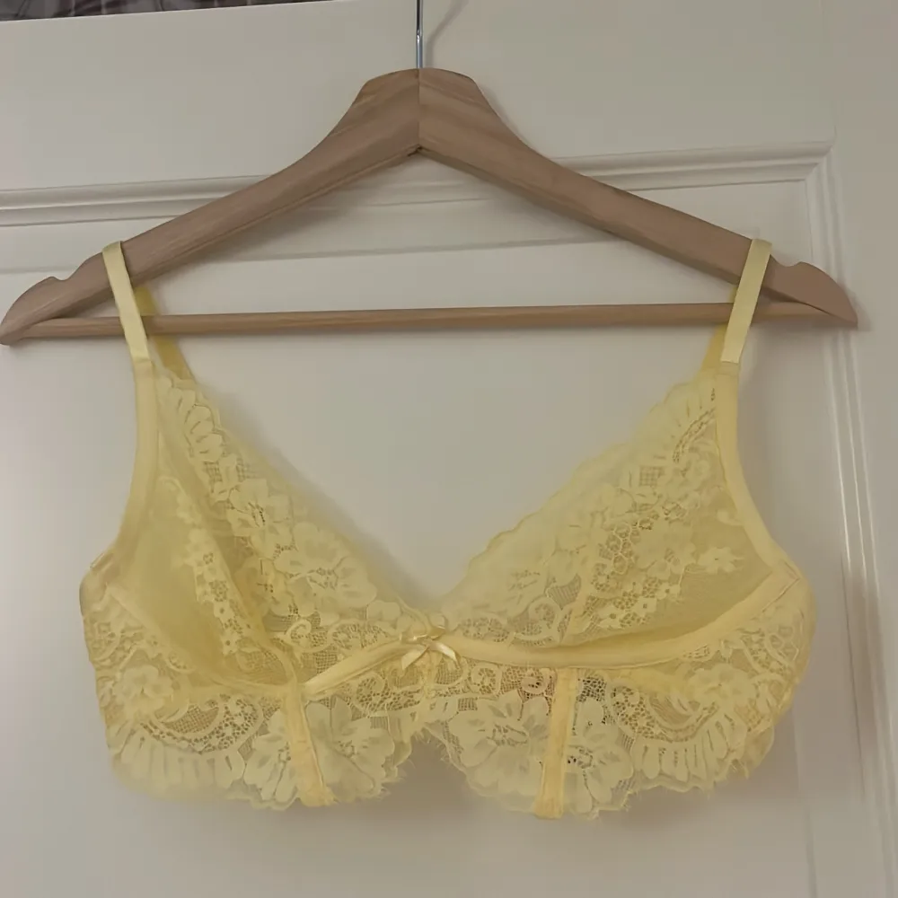 Superfin gul bralette från Hunkemöller i storlek S som inte passade mig. Endast testad. ✨. Övrigt.