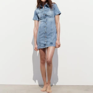 Jeansklänning zara - Jeansklänning från zara. Använd endast en gång. Köpt för 499kr säljer för 350