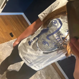 T-shirt med tryck Zara - T-shirt med tryck från Zara i stolek S. Använd fåtal gånger och är som ny!💗