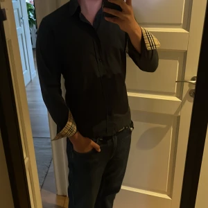 Burberry skjorta - Säljer en riktigt fräsch Burberry skjorta i en blå färg, storlek S. Den är i perfekt skick, nästan som ny! Perfekt till vintern och hösten! Skriv om du har några funderingar. Pris kan diskuteras.