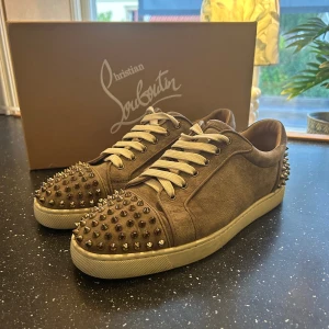 Christian Louboutin - Kollar nu intresset på mina feta Louboutin skor i en väldigt rare colourway. Nypris på dessa är ca 9000kr. Allt OG medkommer. Skorna är i fint skick och alla nitar sitter kvar. Bara att höra av sig vid minsta lilla fundering!