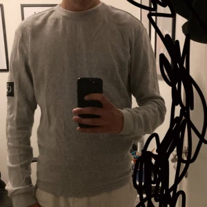 Grå Calvin Klein tröja  - Grå Calvin Klein tröja i storlek S Nypris: 1000kr  Skick: 8/10 Priset är förhandlingsbart  
