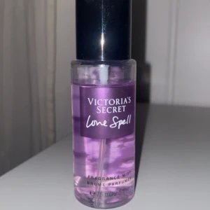 Victoria seckret parfym  - Parfym från vicktoria secret knappt andvänd luktar jätte gott 