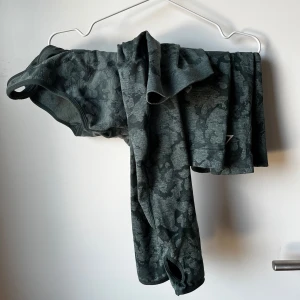 Gymshark adapt Träningsset  - Väldigt bra skick. Tröjan är helt oanvänd. Säljer gärna som set men är villig att ta emot prisförslag var del för sig. Leggings strl:S Tröja + bh strl: M