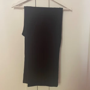 Svarta byxor - Raka tunna svarta byxor från bikbok. Dragkedja i sidan. Höga i midjan. Använda två gånger storlek 38