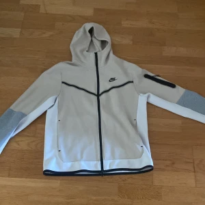 Nike tech - Säljer denna för den är för liten. Inget fel på den, helt perfekt skick! Står fast för mitt pris! Har ni frågor är de bara o fråga